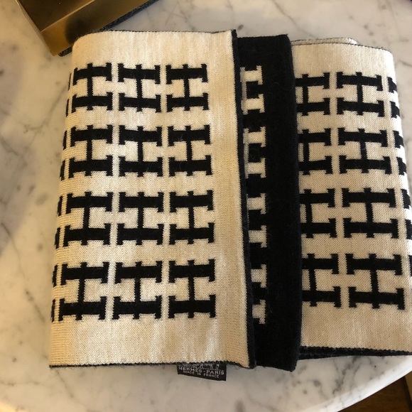 Hermes Black and Cream Graphic Scarf - Picture 2 of 7